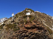 42 Alla Forcella Rossa (2055 m) con la Madonnina del G.A.M.A. - Gruppo Amici Montagna Alme
